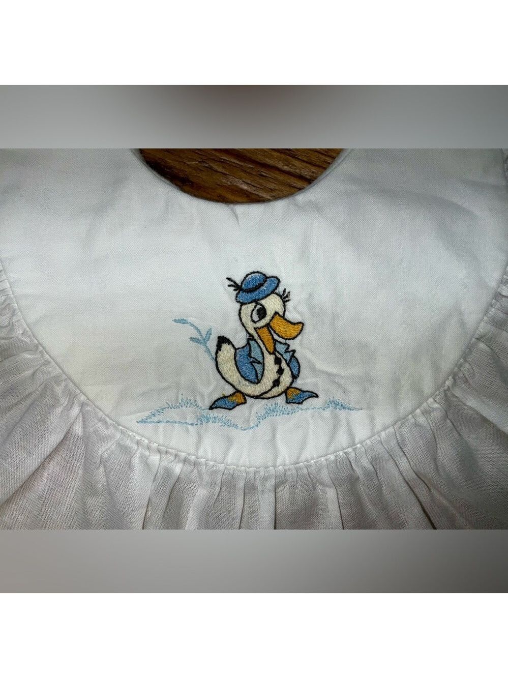Vintage style embroidered baby bib - cute lil duck - very nice condition 💙🪿